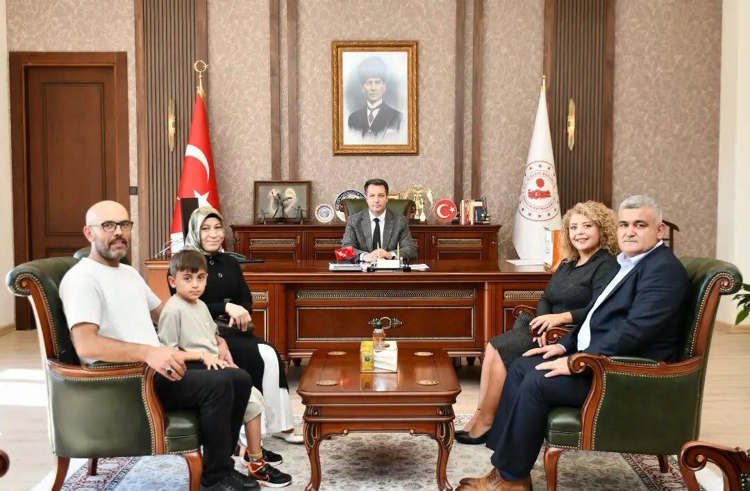 Kitap Okuyan Öğrenciye Ödül