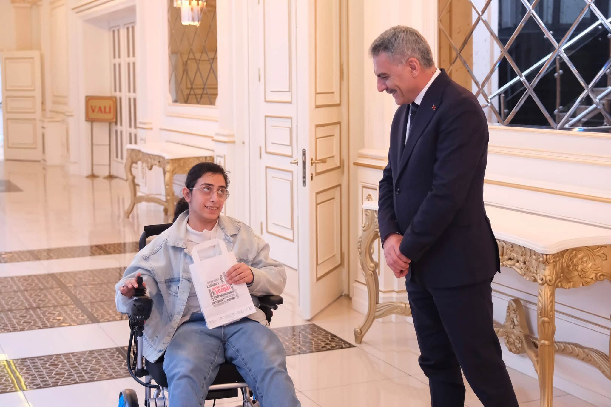 Vali Özkan’dan Şevval Hatun Batur’a Elektrikli Sandalye Desteği (2)