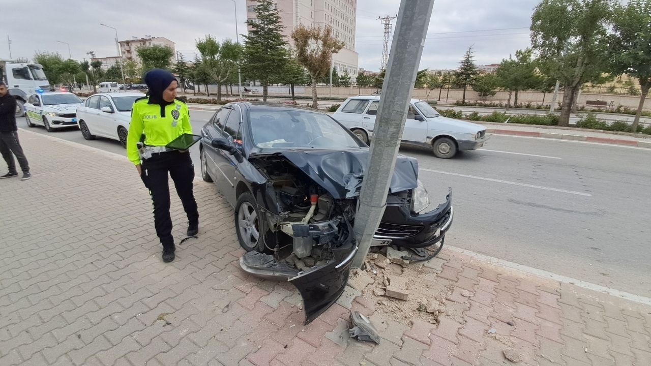 Kontrolden Çıkan Otomobil Aydınlatma Direğine Çarptı (2)