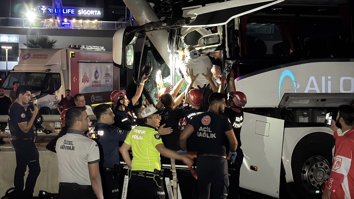 Yolcu Otobüsü Alt Geçit Direğine Çarptı 11 Yaralı (2)
