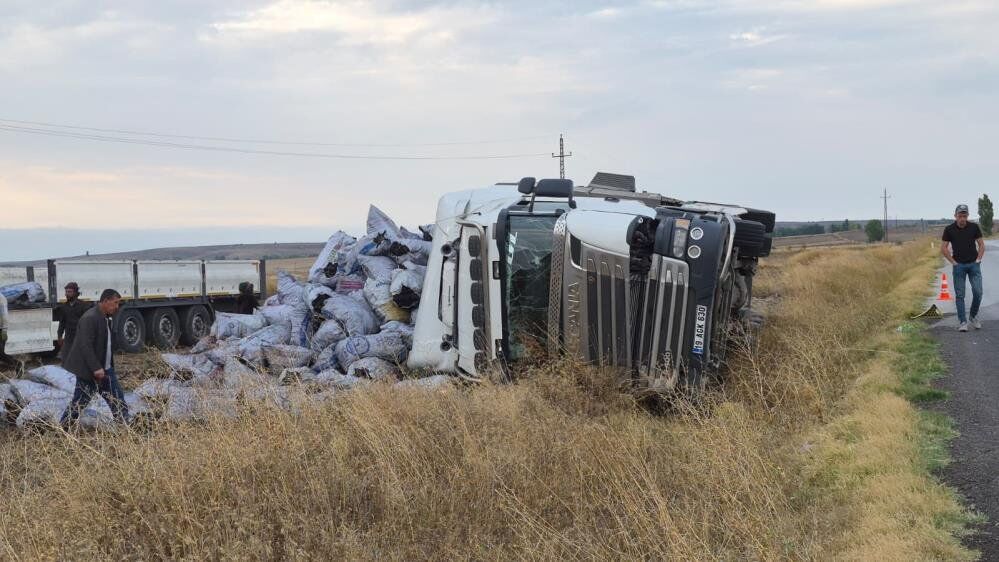 Yozgat'ta Kömür Yüklü Tır Devrildi 1 Yaralı (1)