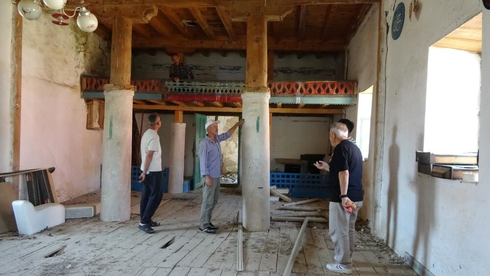 Asırlık Cami Onarılmayı Bekliyor2