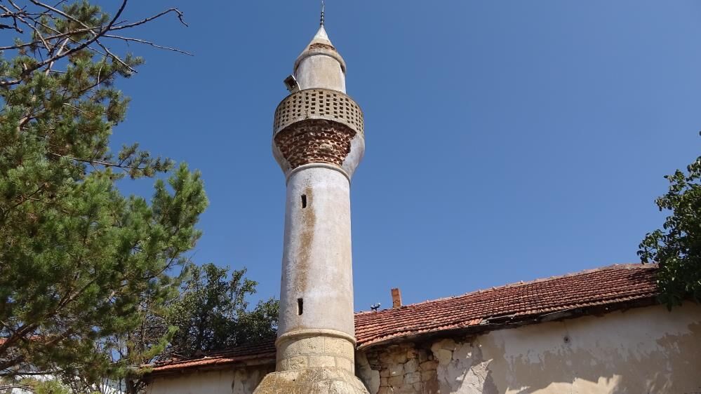 Asırlık Cami Onarılmayı Bekliyor3