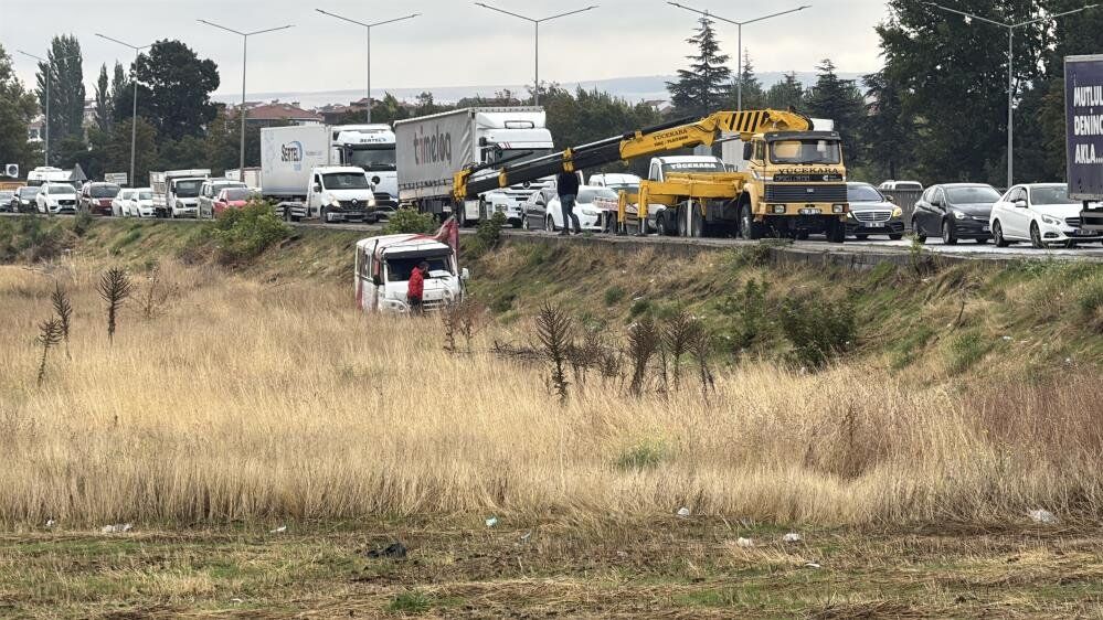 Yoldan çıkan minibüs tarlaya uçtu: 1 kişi yaralandı