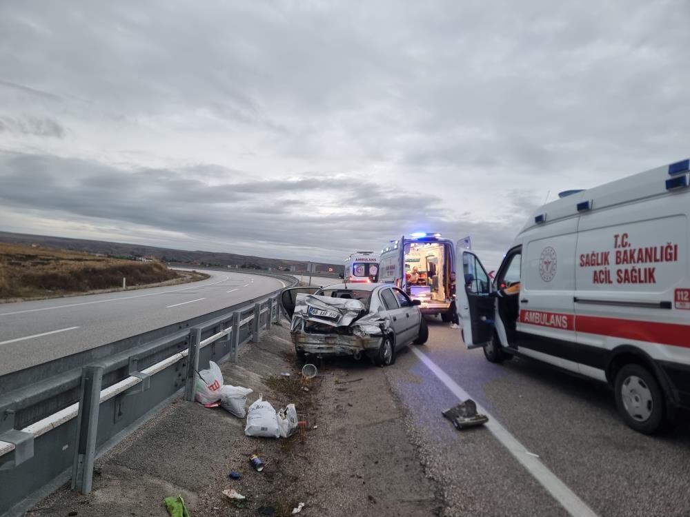 Otomobil Bariyerlere Çarptı