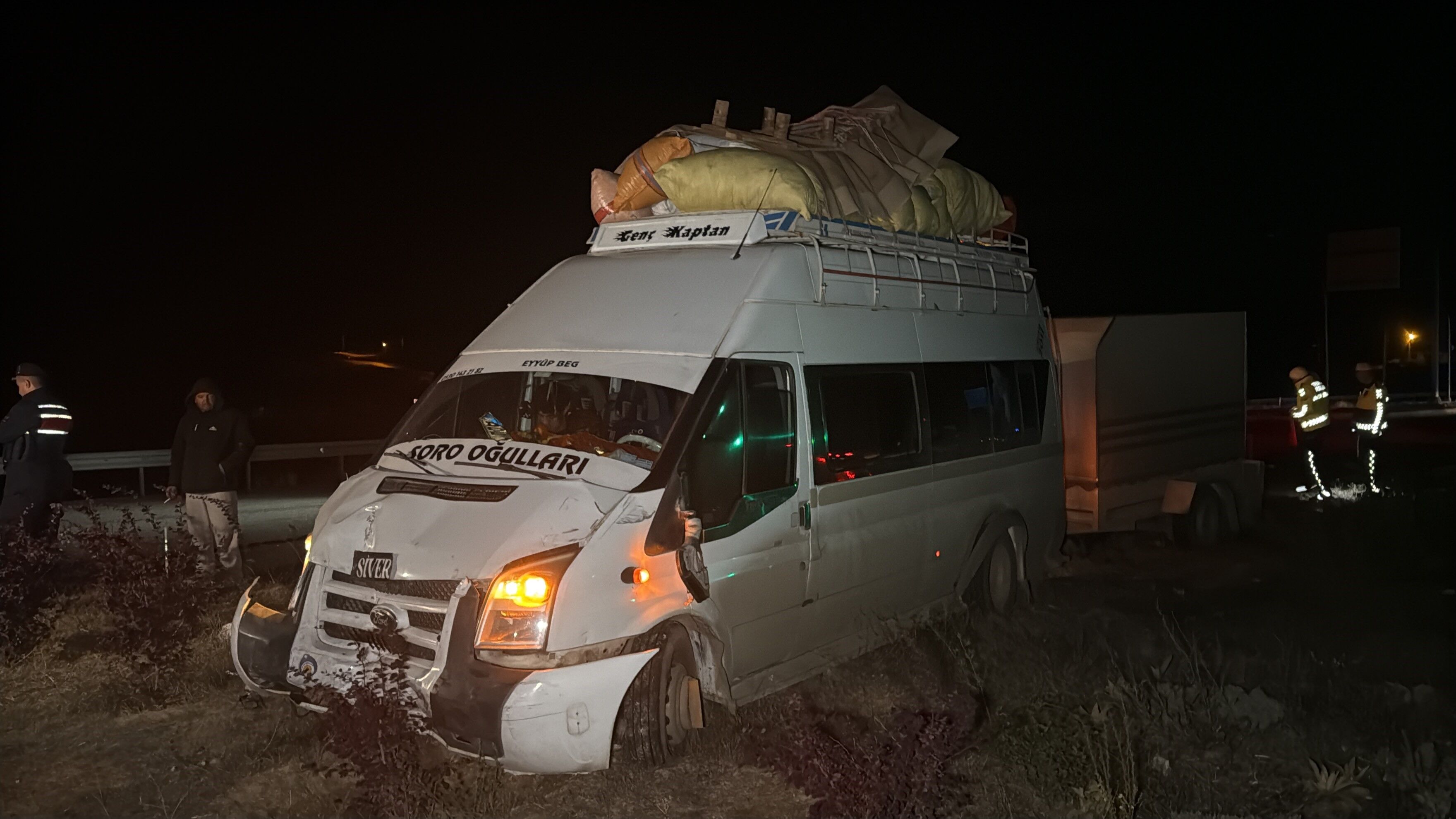 Mevsimlik Işçileri Taşıyan Minibüs Ile Otomobil Çarpıştı! (1)