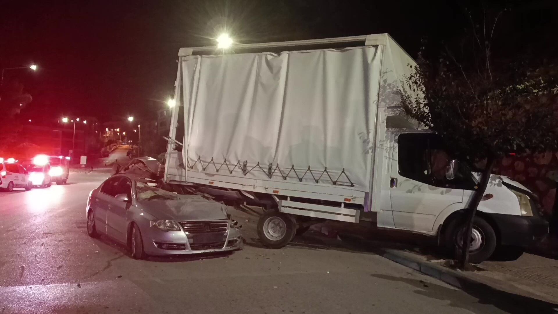 Kamyonete Çarpan Otomobil Hurdaya Döndü! (2)