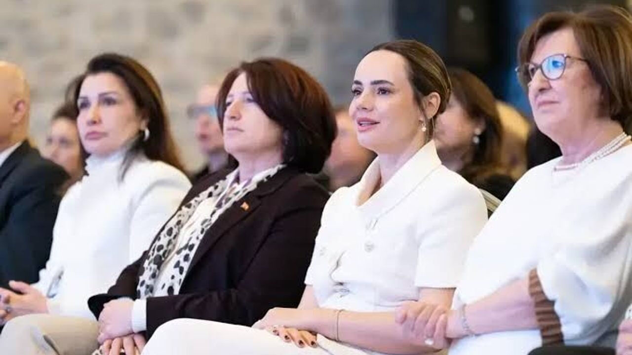 Öznur Tugay (1)