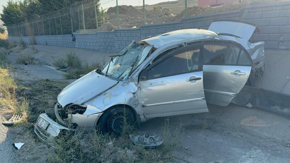 Otomobil Devrildi 3 Kişi Yaralandı 1