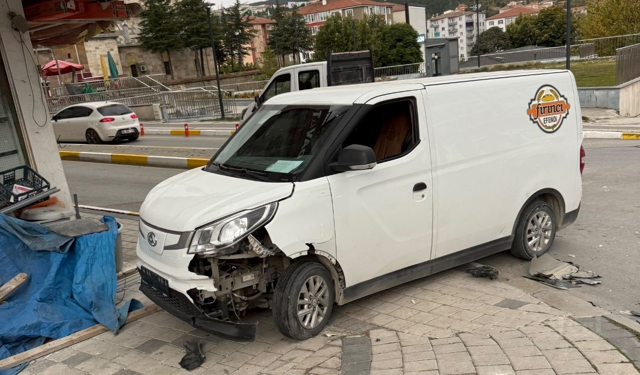 Çapanoğlu Büyük Cami Yanında Iki Araç Çarpıştı (1)