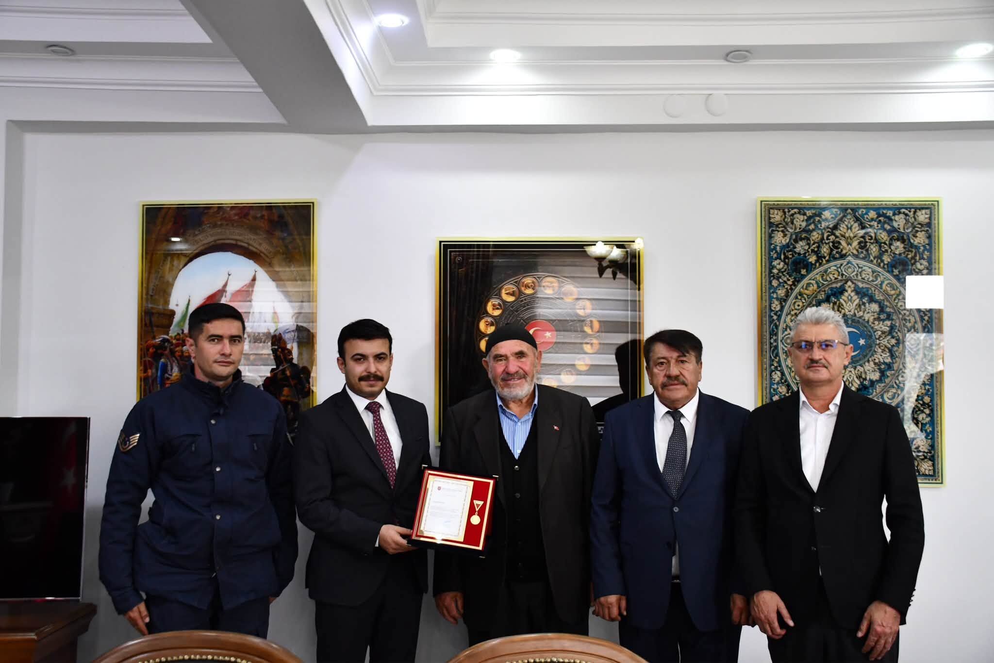 Dükkanını Bağışladı