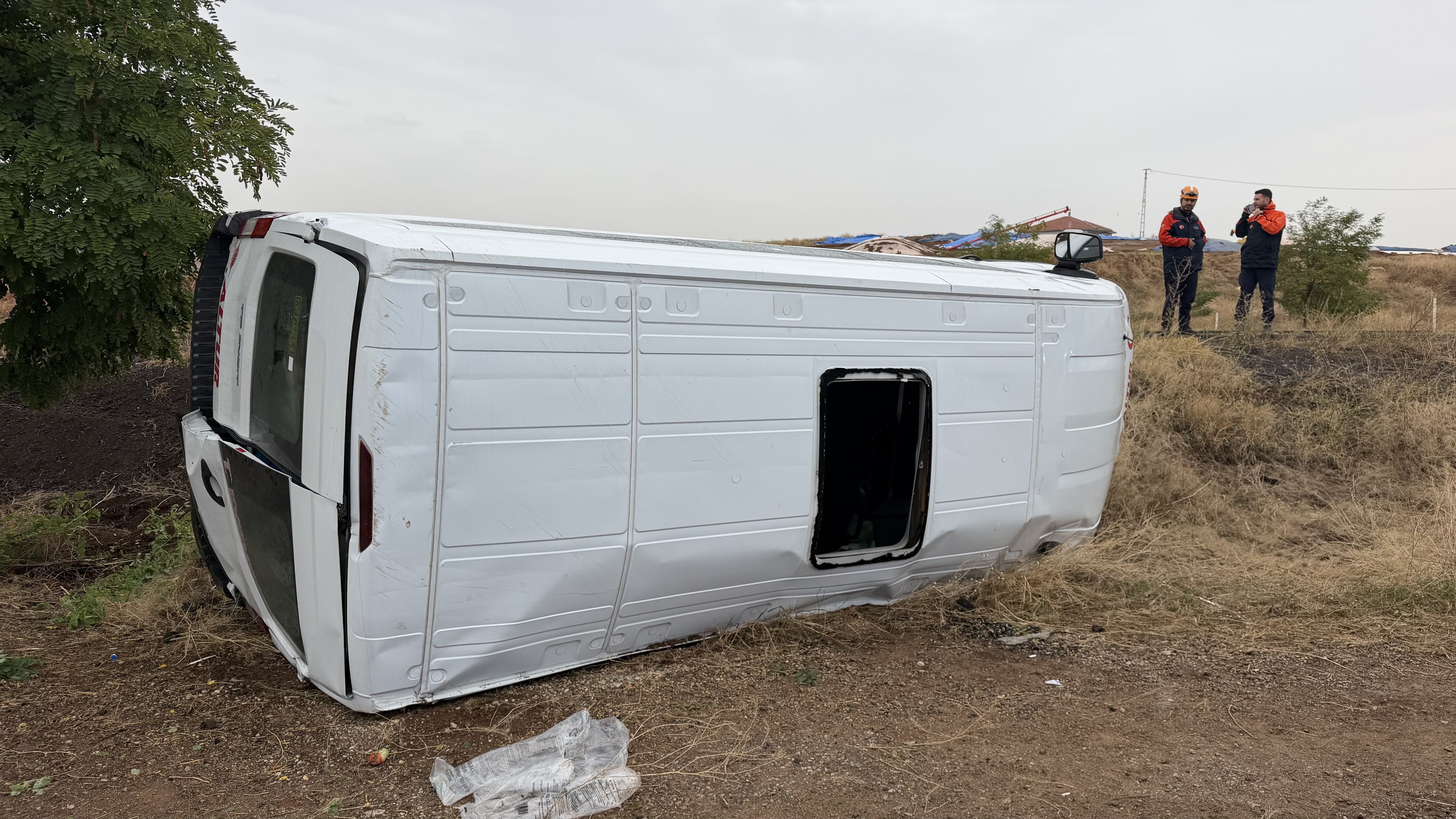 Minibüs Devrildi 8 Kişi Yaralandı (1)