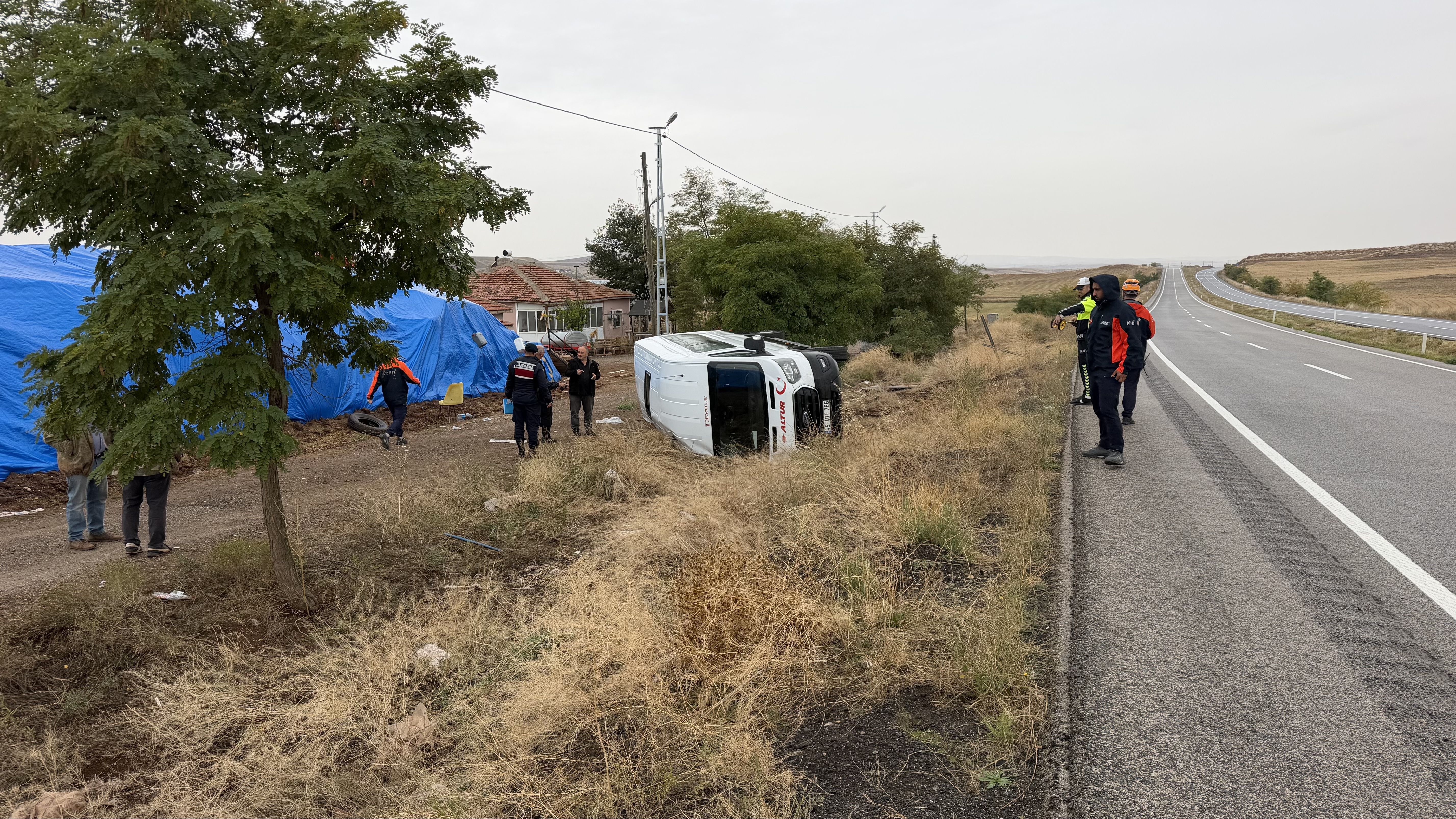 Minibüs Devrildi 8 Kişi Yaralandı (3)
