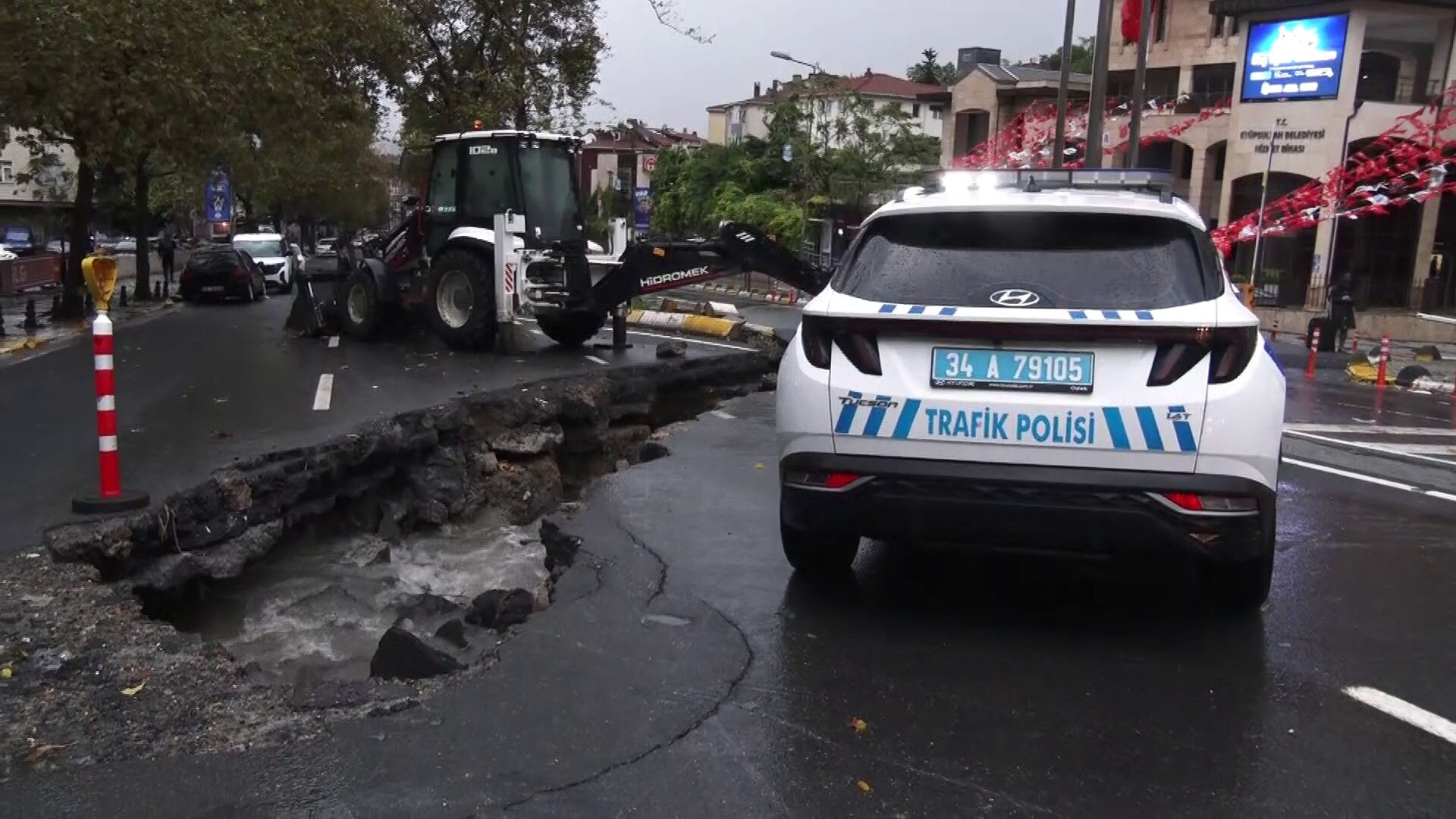 Sağanak Sonrası Yol Çöktü! Trafik Kilitlendi (2)