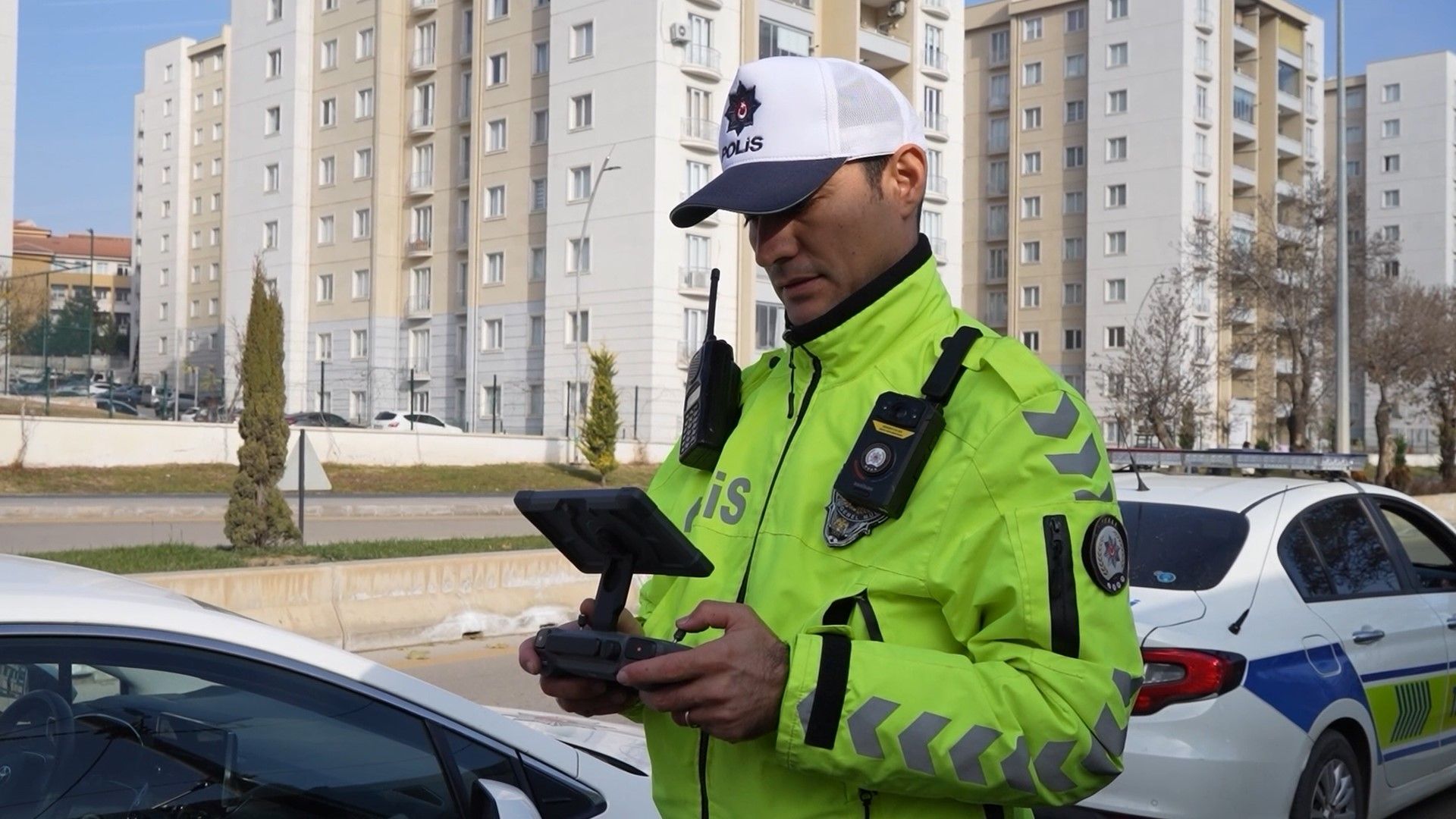 Direksiyonu Yolcuya Bırakıp Yaya Numarası Yaptı! 80 Bin Lira Ceza (2)
