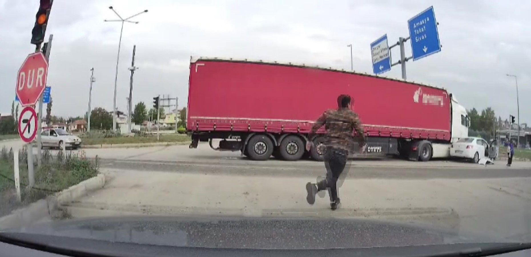 Kırmızı Işıkta Kavşağa Giren Tır Otomobile Çarptı! (2)