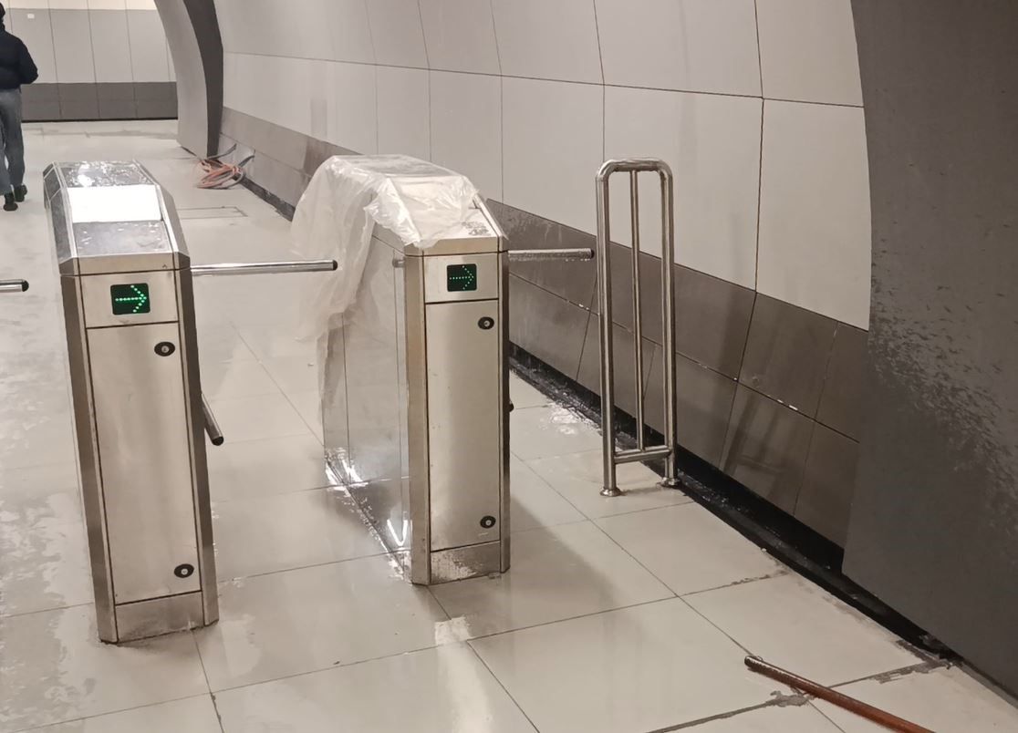 Yenibosna Metro İstasyonu’nda Tavandan Su Sızdı (2)
