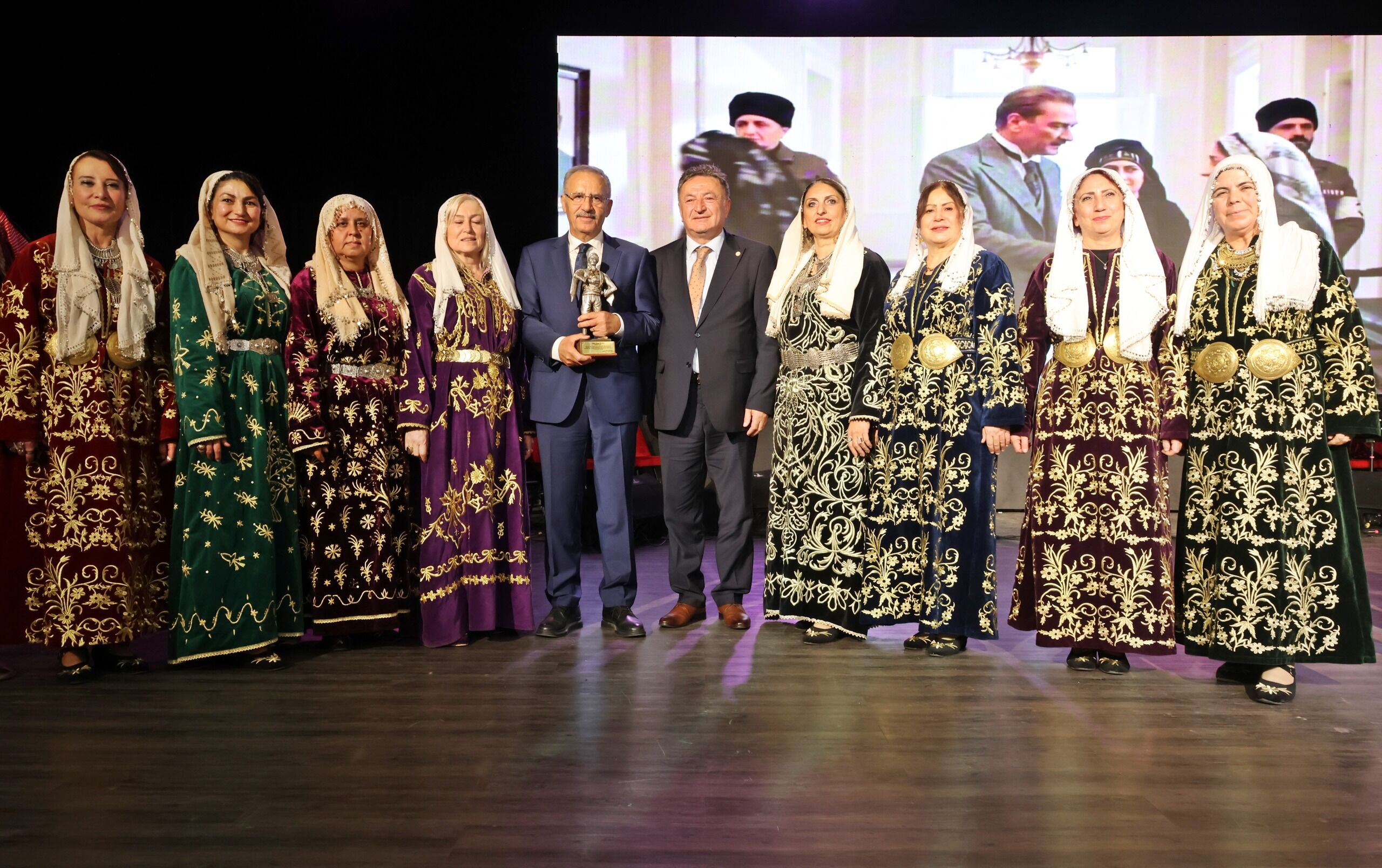 Yozgatlı Gazeteci Saygı Öztürk'e Ankara'ya Değer Katanlar Ödülü