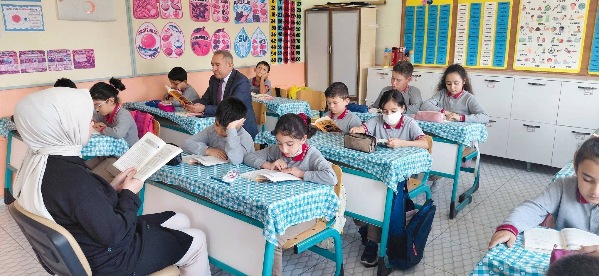 Öğrenciler Kitapla Buluşuyor
