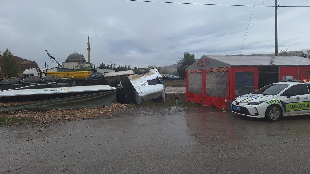 Yol Vermek Istedi, Tırı Kanala Devirdi Kaza Kamerada (3)