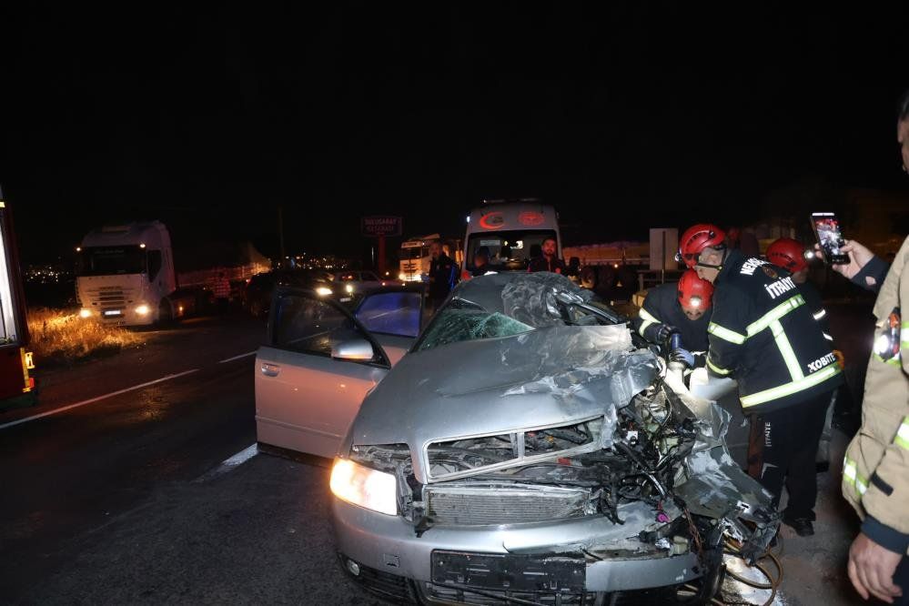 Feci Kaza Otomobil Tıra Çarptı, 2 Kişi Hayatını Kaybetti (2)