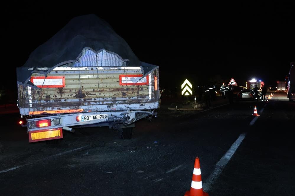 Feci Kaza Otomobil Tıra Çarptı, 2 Kişi Hayatını Kaybetti (3)