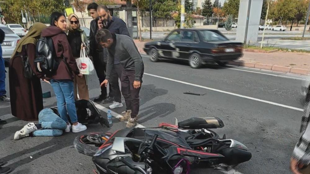 Motosiklet Ile Otomobil Çarpıştı Sürücü Yaralandı (2)