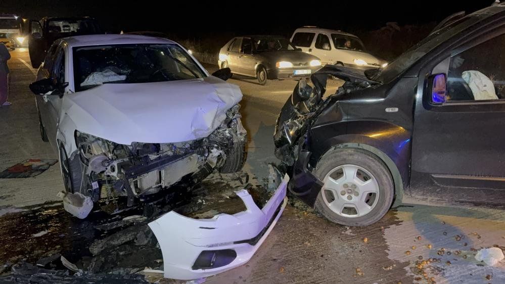 Otomobil Ile Hafif Ticari Araç Çarpıştı 5 Yaralı (1)