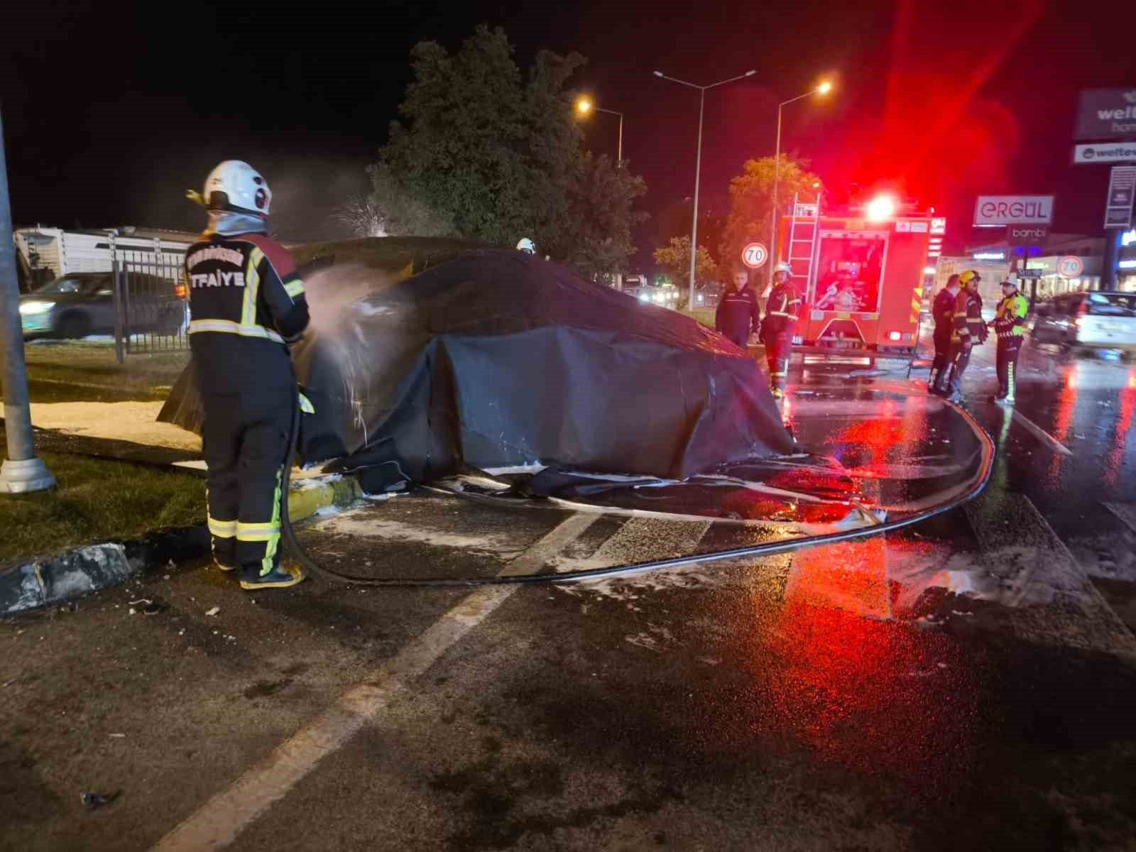 Tırın Çarptığı Elektrikli Otomobil Alev Alev Yandı (1)